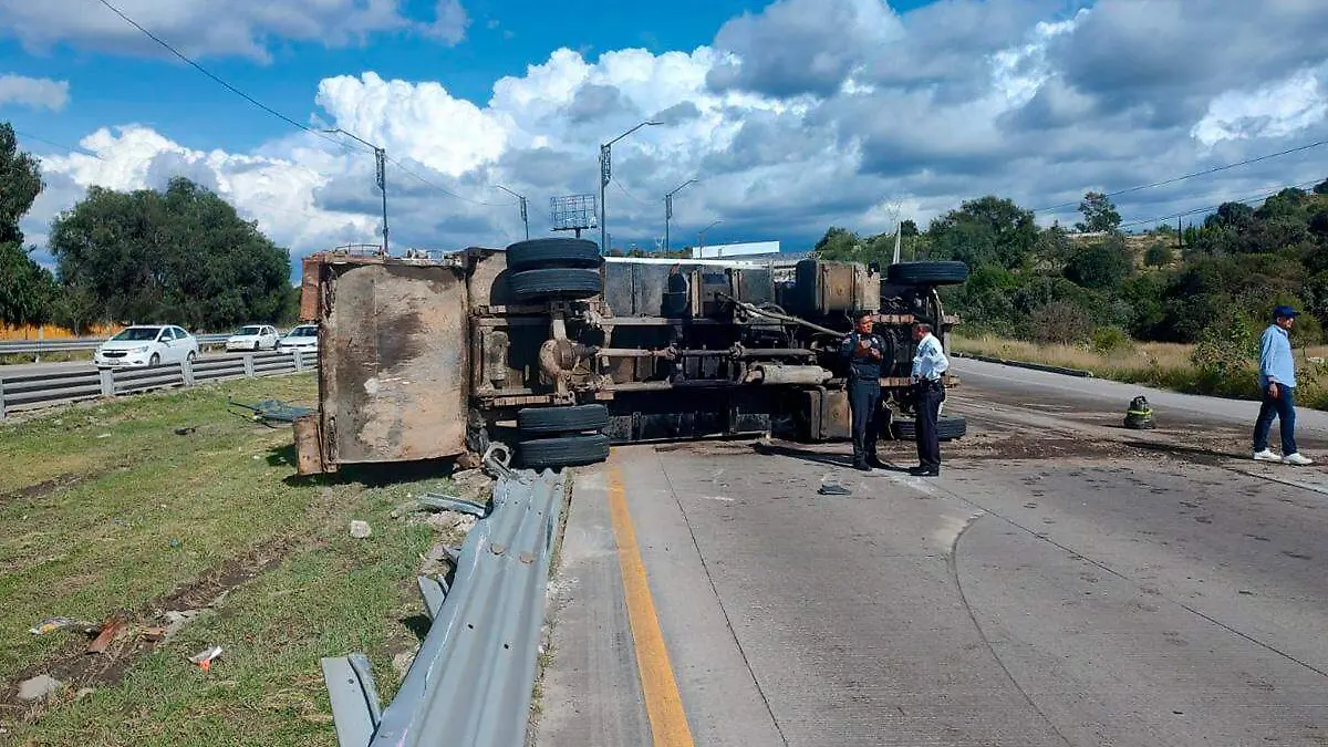 camion que transportaba basura termina volcado